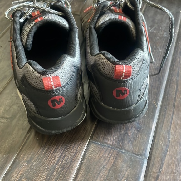 Mens hiking shoes in good condition. My son wore them for only a few hours